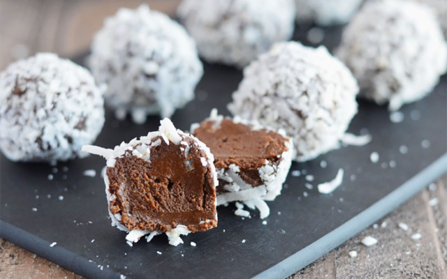 chokladbollar med choklad chokladbollar med choklad