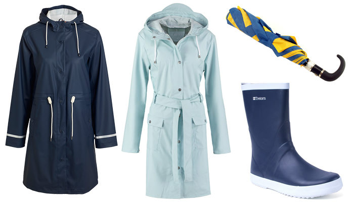Regnjacka med reflexer 499 kr, Lindex, ljusblå regnkappa 899 kr, Rain/Zalando, gummistövlar 599 kr, Naturkompaniet/Tretorn och paraply 69 kr, Partykungen.