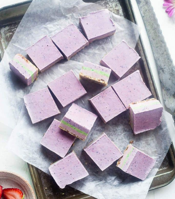 Cashewbars med jordgubbar, blåbär och spenat