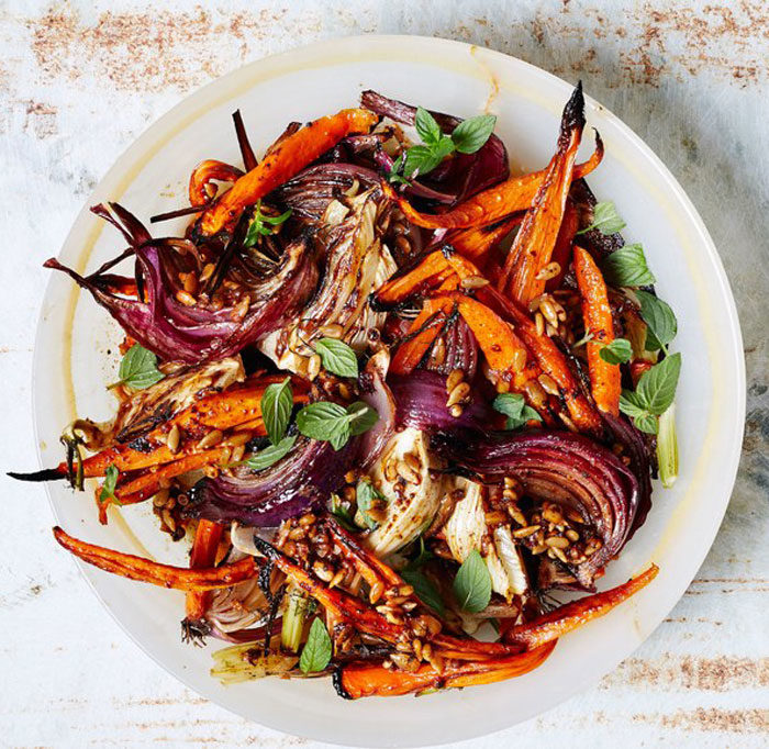 Sallad på rostade morötter och lök