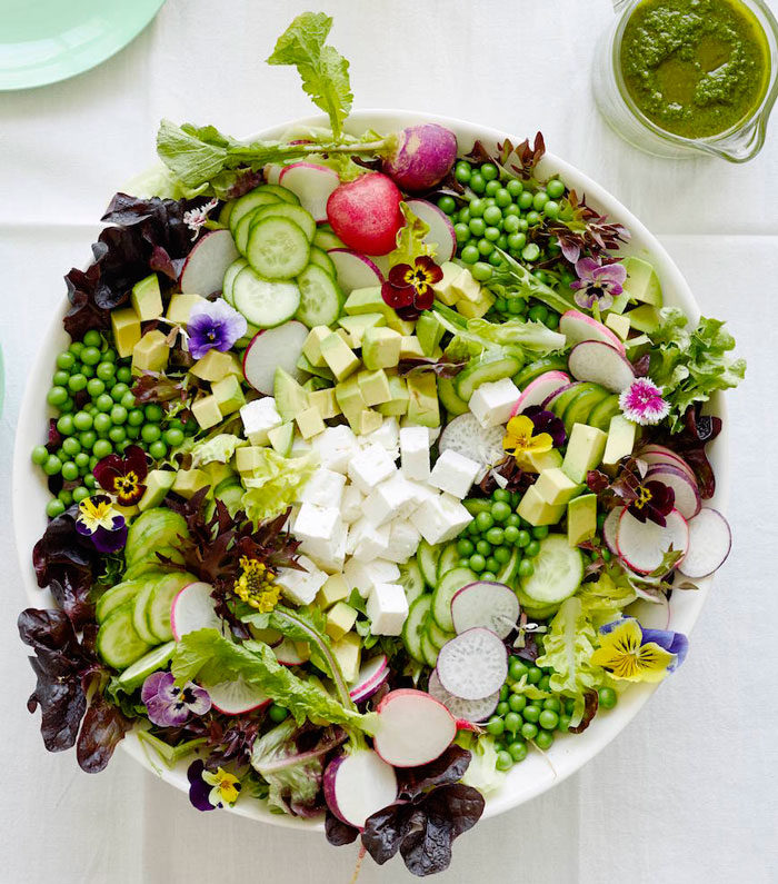 Vårsallad med ärtor och rädisor