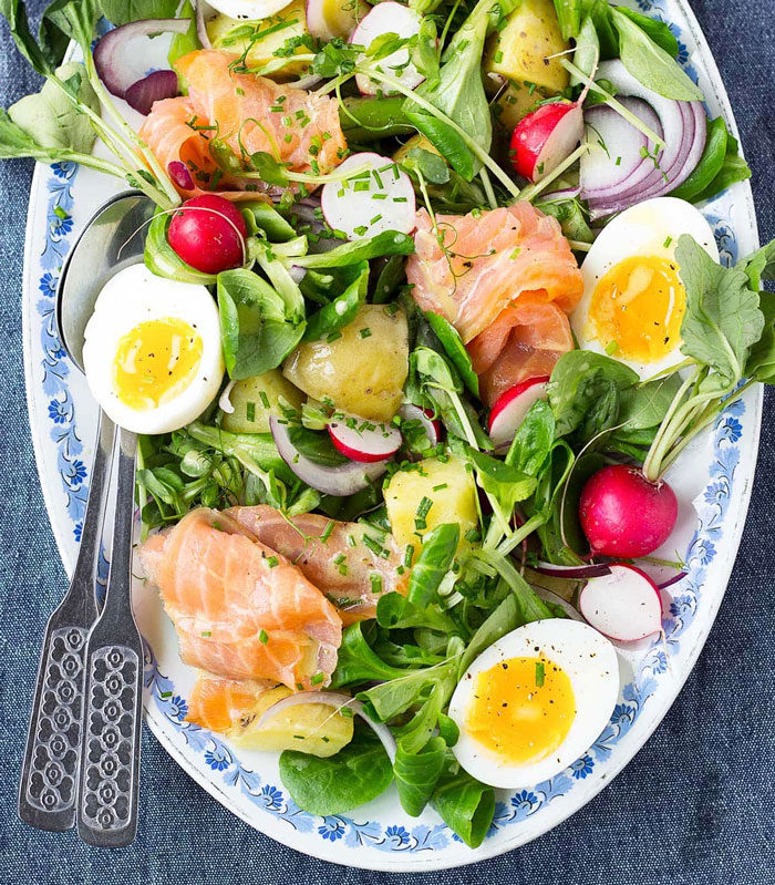 Sallad med ägg, rökt lax och rädisor