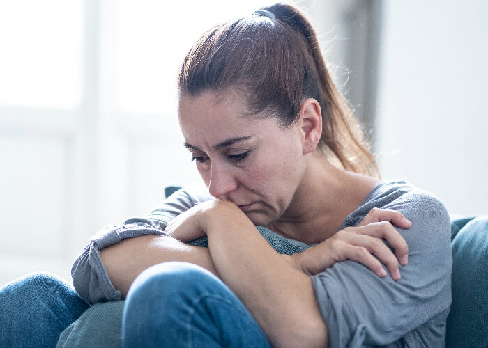 Deprimerad kvinna med personlighetsdraget Neuroticism