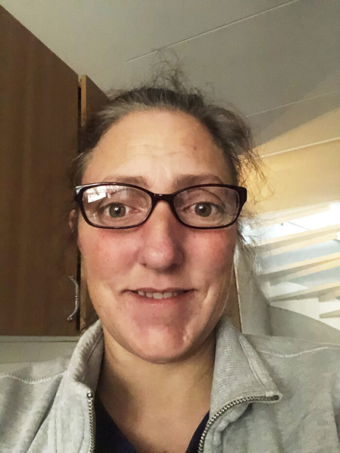 Susanne Ek, 45, från Linköping står i sitt kök.