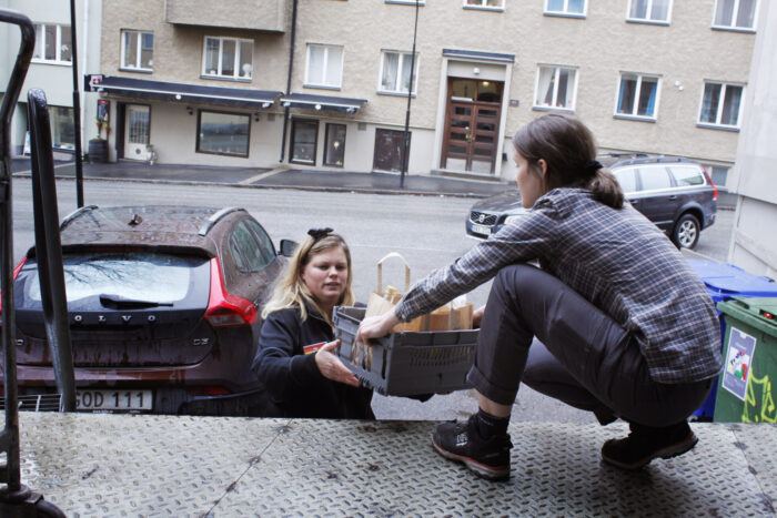Hedvig Gunn och Eva-Lena Hesselgren på Ica Essingen packar bilen
