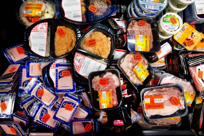 Förpackningar på extrapris i mataffären
