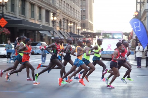 Här kommer elitfältet efter cirka 1,5 km. Första killen i gul tröja är Eliud Kipchoge, (KEN) som vann loppet på 2:04:11 ...