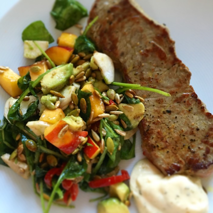 Blev middag a la Colting i kväll. Sallad med spenat, majrova, avokado, egenodlad chili och persika. Till det en ryggbiff. Så gott!