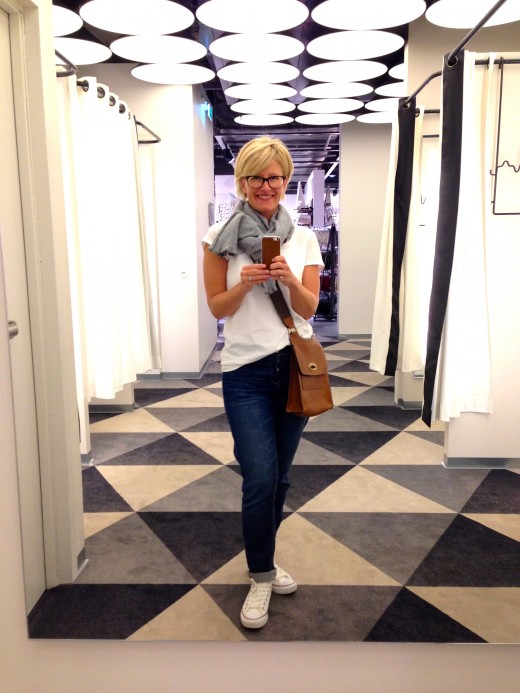 I min garderob finns vita och svarta bastoppar både med lång och kort ärm. Selfie tagen i provrummet på Lindex på Väla i Helsingborg för länge sedan…