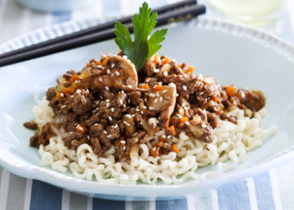 wok med köttfärs och nudlar wok med köttfärs och nudlar